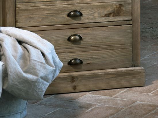Guarnieri Pine chest of drawers 6 drawers is a product on offer at the best price