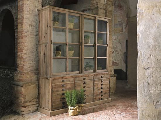 Mueble vitrina en madera maciza Árnica